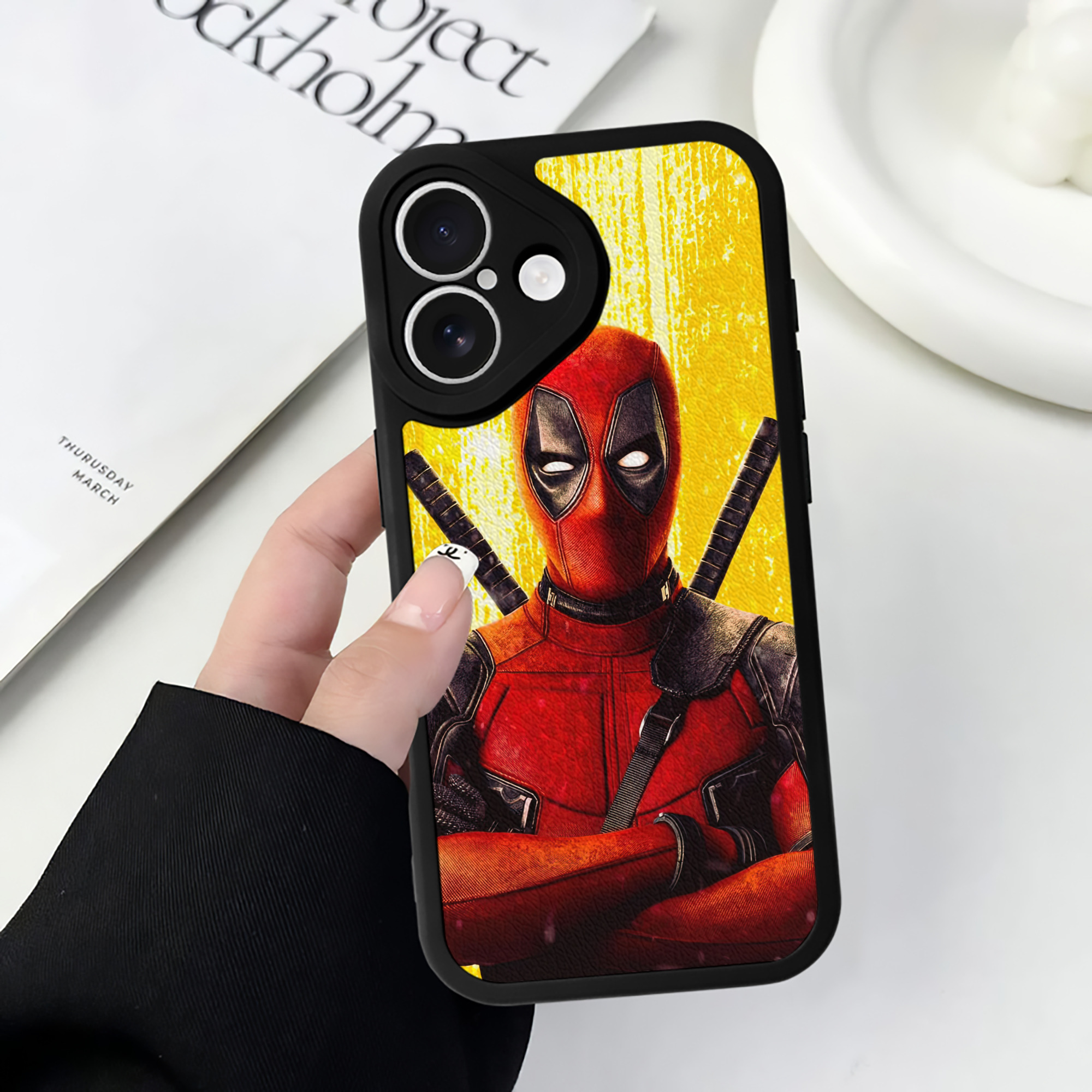 （画像用） Deadpool デッドプール 【iPhone 16シリーズ対応】シリコンスマホケース（レザー調） 材質：シリコン